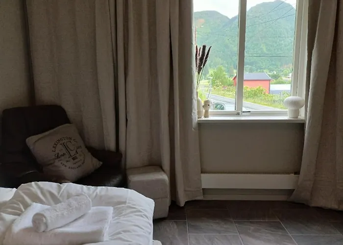 Nesvika 5 Bedroom Home, Only 25 Min From Ferienhaus Bergen