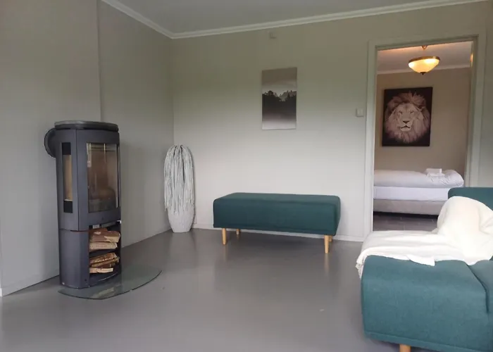 Nesvika 5 Bedroom Home, Only 25 Min From